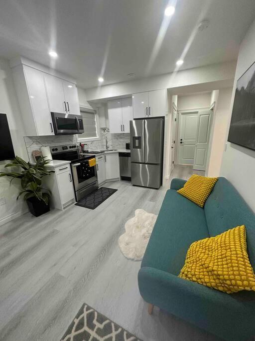 Award Winning Boho Paradise Sunlit Modern Suite Calgary Bagian luar foto