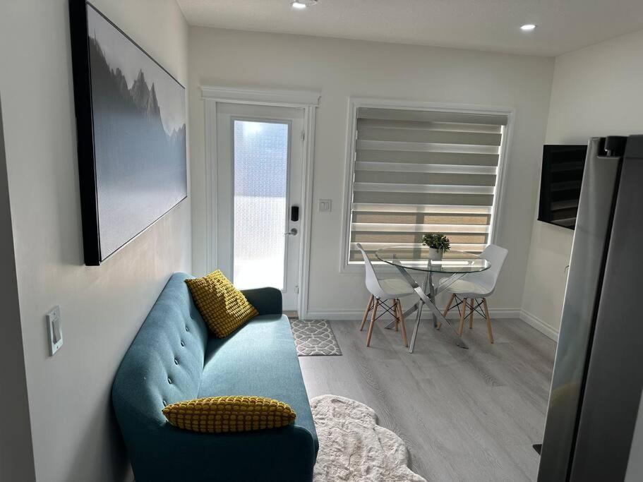 Award Winning Boho Paradise Sunlit Modern Suite Calgary Bagian luar foto