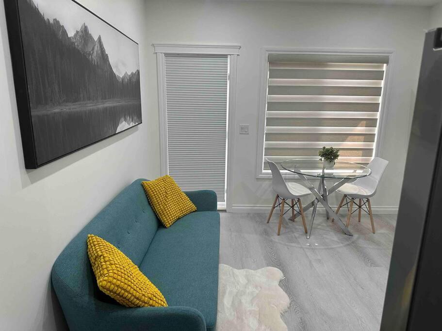 Award Winning Boho Paradise Sunlit Modern Suite Calgary Bagian luar foto